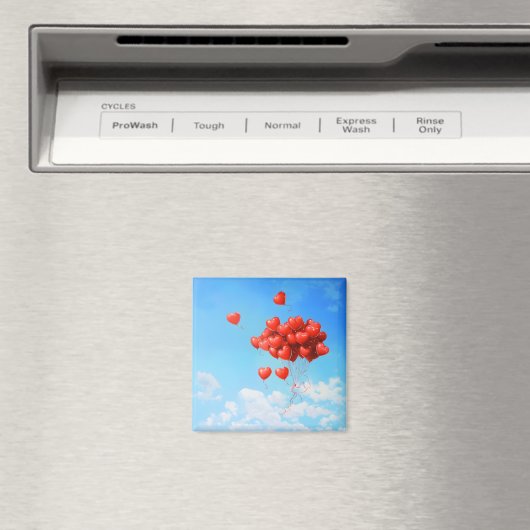 Rote Ballons in Form eines Herzens, das zum Magnet (In Situ (Geschirrspüler))