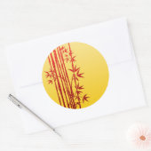 Rote Bambusstäbe mit Blätter auf Gelb Runder Aufkleber (Umschlag)