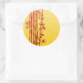 Rote Bambusstäbe mit Blätter auf Gelb Runder Aufkleber (Tasche)