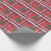Rote Barenttür mit Weihnachtskranz in Schneeflocke Geschenkpapier (Ecke)