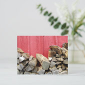 ROTE BARN UND STACKIERTE HOLZPOSTKARTEN FEIERTAGSPOSTKARTE (Stehend Vorderseite)