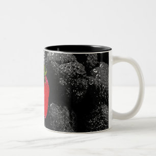 Rote Beere unter der Dunkelheit Zweifarbige Tasse