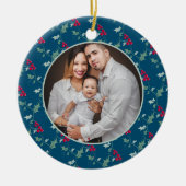 Rote Beeren, grüne Heilige auf blauem Weihnachtsge Keramik Ornament (Vorne)