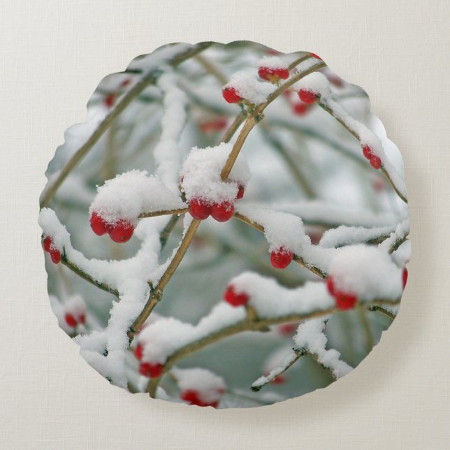 Rote Beeren im Schnee Winterlandschaft Rundes Kissen (Vorderseite)