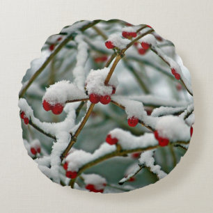 Rote Beeren im Winterschnee Rundes Kissen