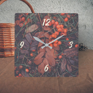 Rote Beeren und braune Herbstblätter Quadratische Wanduhr