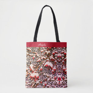 Rote Beeren und Schnee in der Weihnachtstorte Tasche