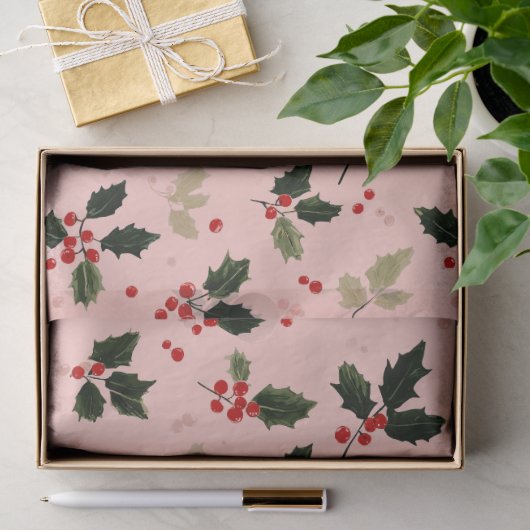 Rote Beeren und Stechpalme auf Rosa Seidenpapier (Geschenk)