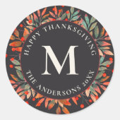 Rote Berries & grüne Blätter Monogramm dunkel Runder Aufkleber (Vorderseite)