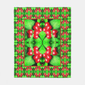 Rote Berries mit Raindrops Abstraktes Naturemuster Fleecedecke (Vorderseite)