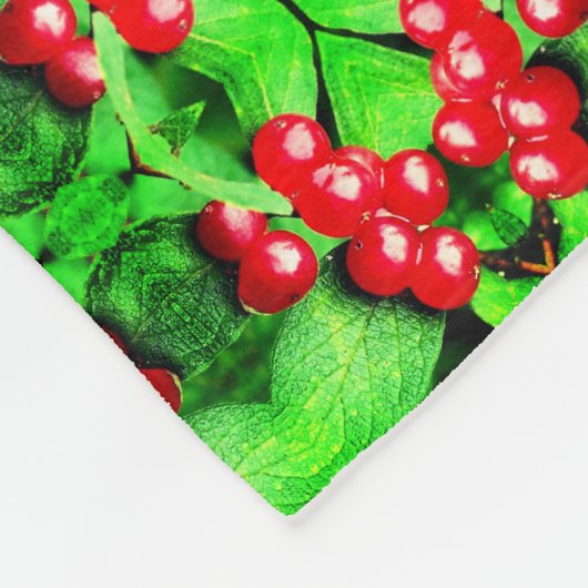 Rote Berries mit Raindrops Abstraktes Naturemuster Fleecedecke (Ecke)