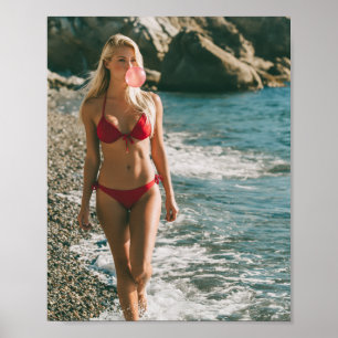 Rote Bikinifrau am Ozean Süße Kaugummiblase Poster