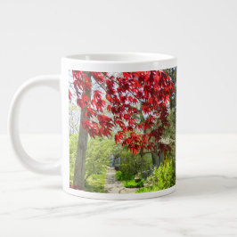 Rote Blätter und Walkway - Martha's Vineyard Jumbo-Tasse