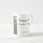 Rote Blätter und Walkway - Martha's Vineyard Porzellantasse (Vorderseite Rechts)