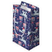Rote blaue Vögel & Rentiere Weihnachtsgeschenk Tas Kleine Geschenktüte (Vorderseite Schrägansicht)