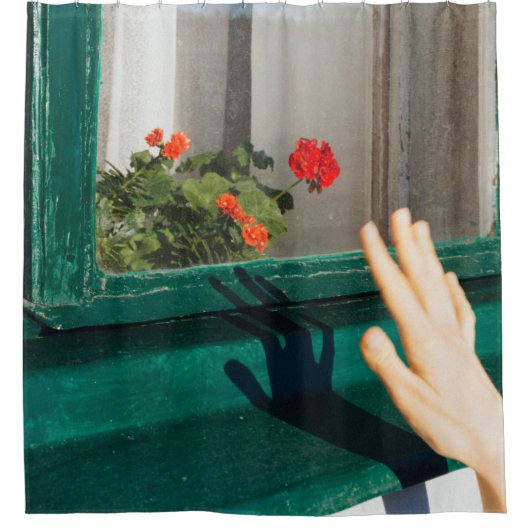 Rote Blume an der grünen Holzfenster Duschvorhang (Vorderseite)