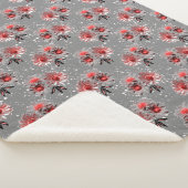 Rote Blume auf grau Sherpadecke (3/4)