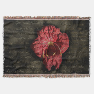 Rote Blume auf Grunge-Text Decke