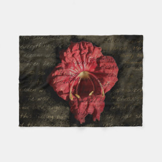 Rote Blume auf Grunge-Text Fleecedecke