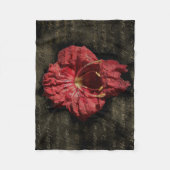 Rote Blume auf Grunge-Text Fleecedecke (Vorderseite)