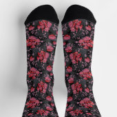 Rote Blume auf schwarz-grauem Hintergrund. Socken (Oben)