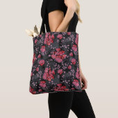 Rote Blume auf schwarz-grauem Hintergrund. Tasche (Von Nahem)