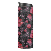 Rote Blume auf schwarz-grauem Hintergrund. Thermosbecher (Nach rechts gedreht)