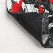 Rote Blume auf Schwarz-weiße Pflanze Mousepad (Ecke)