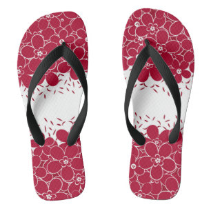 Rote Blume auf weißem Hintergrund Badesandalen