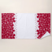 Rote Blume auf weißem Hintergrund Strandtuch (Vorderseite)