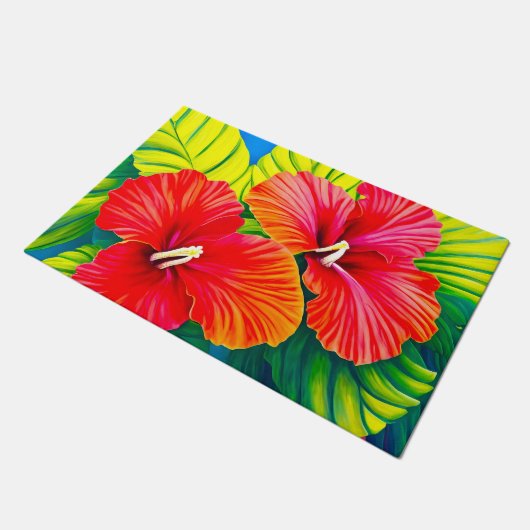 Rote Blume aus hawaiianischem Hibiskus mit grünen Fußmatte (Schrägansicht)