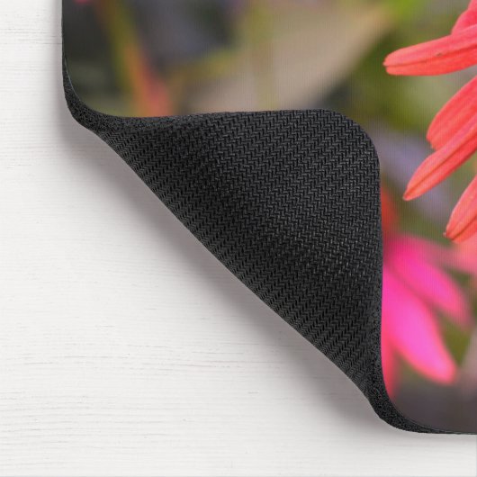 Rote Blume bei RHS Wisley Bee Happy Mousepad (Ecke)