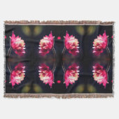 Rote Blume bei Sonnenlicht Abstrakt Decke (Vorderseite)