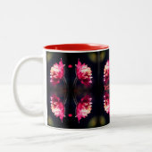 Rote Blume bei Sonnenlicht Abstrakt Personalisiert Zweifarbige Tasse (Links)