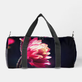 Rote Blume bei Sonnenlicht Duffle Bag (Rückseite)