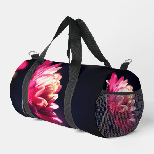 Rote Blume bei Sonnenlicht Duffle Bag (Rechte Ecke)