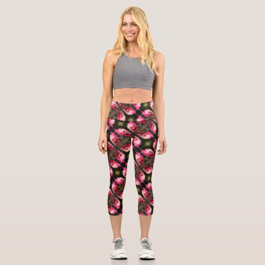 Rote Blume bei Sonnenlicht Nah-up Muster Capri Leggings (Vorderseite)