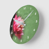 Rote Blume bei Sonnenlicht Personalisiert Runde Wanduhr (Winkel)