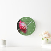 Rote Blume bei Sonnenlicht Personalisiert Runde Wanduhr (Zuhause)