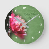 Rote Blume bei Sonnenlicht Personalisiert Runde Wanduhr (Vorderseite)