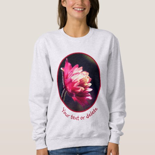 Rote Blume bei Sonnenlicht Personalisiert Sweatshirt (Vorderseite)
