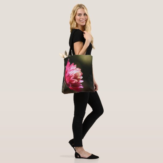 Rote Blume bei Sonnenlicht Tasche (Am Model)
