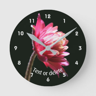 Rote Blume im Sonnenlicht Personalisiert Runde Wanduhr