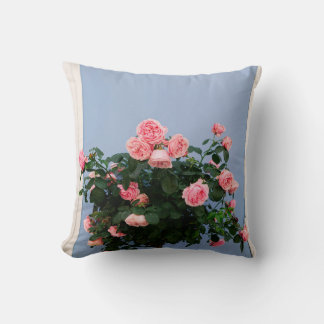 Rote Blume mit grünen Blätter an der blauen Wand Kissen