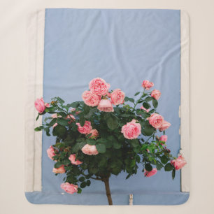 Rote Blume mit grünen Blätter an der blauen Wand Sherpadecke