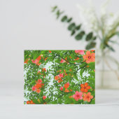 Rote Blumen auf Grün Postkarte (Stehend Vorderseite)