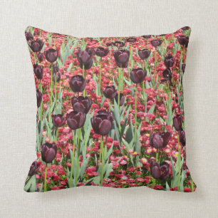 Rote Blumen und dunkle Tulpen Kissen