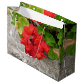 rote Blumenseidenpapier Große Geschenktüte (Vorderseite Schrägansicht)