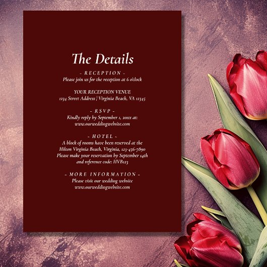 Rote Blütenfrüchte in einer Hochzeit Einladung