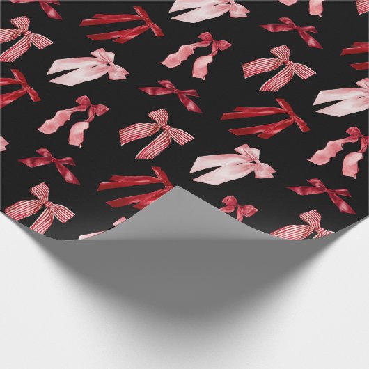 Rote Bogen auf schwarzem Hintergrund Geschenkpapier (Ecke)